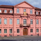 Polizeidirektion Offenburg, auch Königshof genannt, erbaut 1714-1717. Umfassende Sanierung 1982-1988, hierbei haben wir in Zusammenarbeit mit dem staatlichen Hochbauamt die Fenster unter Berücksichtigung der Denkmalpflege, Energieeinsparung und Sicherheit erneuert.