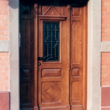 Die Tür: Teil des Gesichts eines Gebäudes